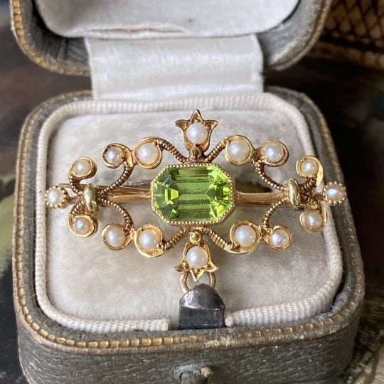 15ct Peridot & Seed Pearl Brooch